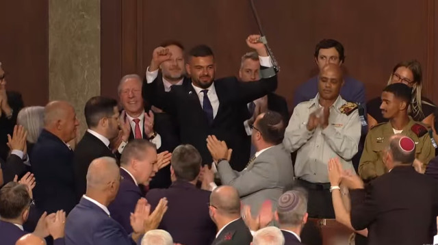 הקהל בקונגרס מוחא כפיים ליונתן בן חמו על סיפור גבורתו (צילום: צילום מסך C-SPAN)