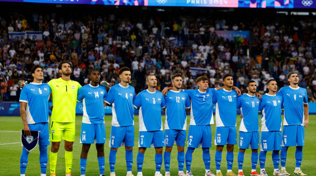 שחקני הנבחרת האולימפית של ישראל בזמן ההמנון (צילום: רויטרס)