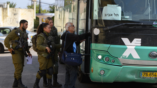 מפונים בקרית שמונה (צילום: אייל מרגולין, פלאש 90)