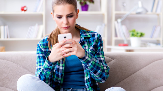 מביטים מטה למכשיר הנייד כל הזמן? זה עושה לכם קמטים בצוואר (צילום: אינג'אימג')