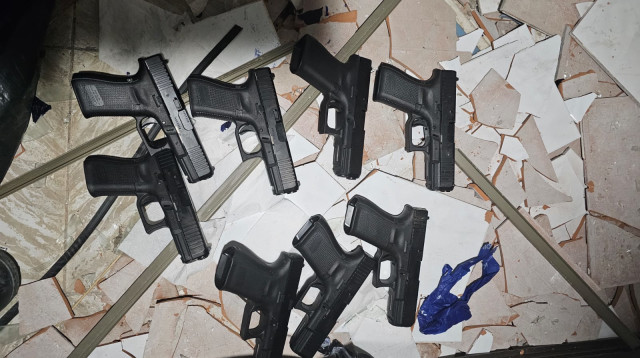 האקדחים שנתפסו (צילום: דוברות המשטרה)