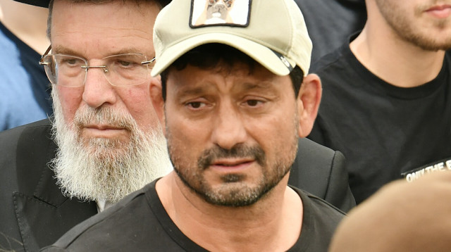 אורן סמדג'ה בהלווית בנו עומר (צילום: ראובן קסטרו)