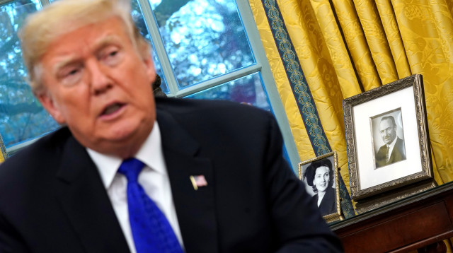 דונלד טראמפ ותמונת אביו (צילום: REUTERS/Jonathan Ernst)