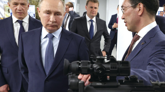 פוטין מבקר בתערוכת נשק בעיר הרוסית יקוצק (צילום: רויטרס)