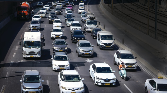 עומס תנועה באיילון (צילום: אבשלום ששוני)
