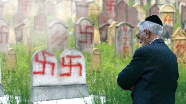 קברים יהודיים שחוללו במזרח צרפת (צילום: רויטרס)