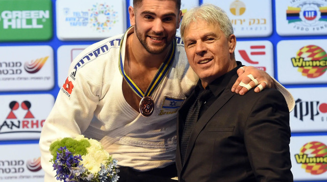 פיטר פלצ'יק עם מדליית ארד, אליפות אירופה בג'ודו 2018, לצדו משה פונטי (צילום: ברני ארדוב)