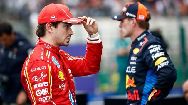 שארל לקלר נהג קבוצת פרארי, ברקע מקס ורסטאפן נהג קבוצת רד בול, פורמולה 1 (צילום: רויטרס)