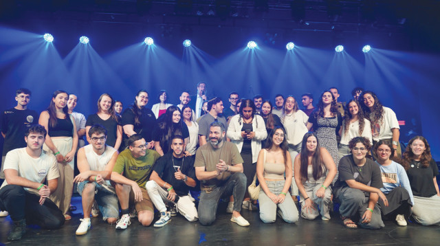 מצדיעים ליתומים (צילום: דוד שטנר)