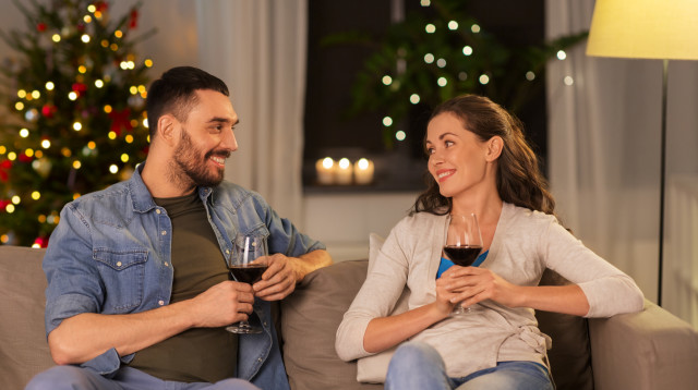 כוסית יין. לא תורמת לבריאות (צילום: ingimages.com)