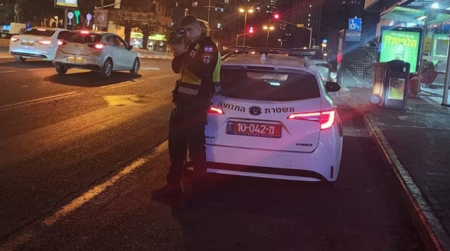 שוטר במהלך בדיקת מהירות (צילום: דוברות המשטרה)