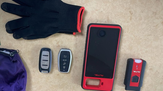 ציוד פריצה לרכב (צילום: דוברות המשטרה)