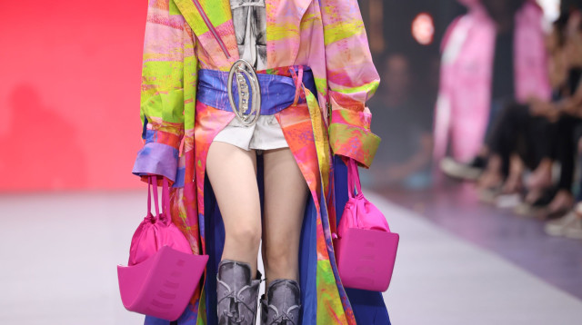 עיצובה של דנה גברון מלכה. תצוגת הגמר של מחלקת עיצוב אופנה שנקר (צילום: רפי דלויה)