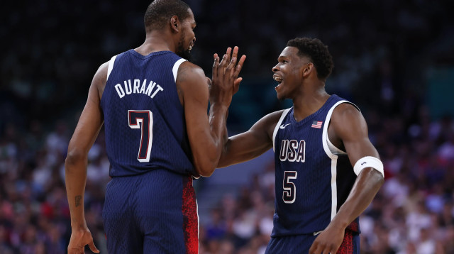 שחקני נבחרת ארצות הברית חוגגים: קווין דוראנט עם אנתוני אדוארדס (צילום: GettyImages, Gregory Shamus)