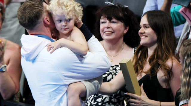 אדם פיטי, שחיין בריטי, עם בנו ואשתו הולי רמזי (צילום: GettyImages, Clive Rose)