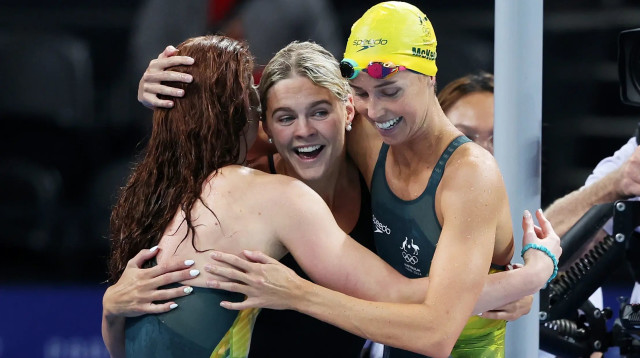 נבחרת השליחות 4 כפול 100 חופשי של אוסטרליה זוכות במדליית הזהב בפריז (צילום: GettyImages, Maddie Meyer)