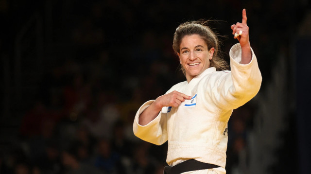 תמנע נלסון לוי חוגגת מדליה, אליפות אירופה בג'ודו (צילום: GettyImages, DAMIR SENCAR/AFP)