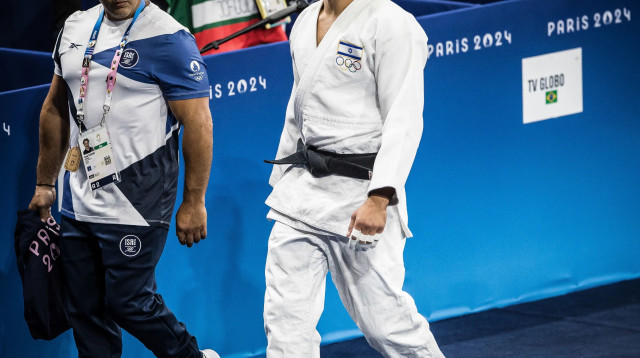 טוהר בוטבול עולה לבדו למזרן אחרי שיריבו האלג'יראי החרים את הקרב בפריז 2024 (צילום: הוועד האולימפי בישראל)