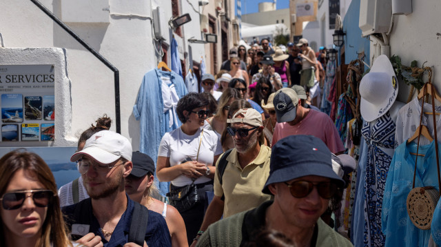 תיירים ברחובות סנטוריני (צילום: REUTERS)