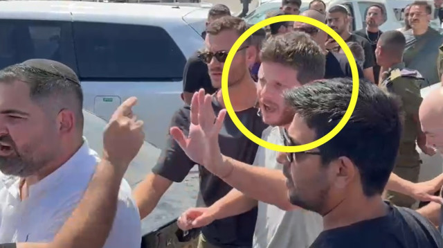 אורי איזק מותקף במהלך הסיקור (צילום: שימוש לפי סעיף 27א')