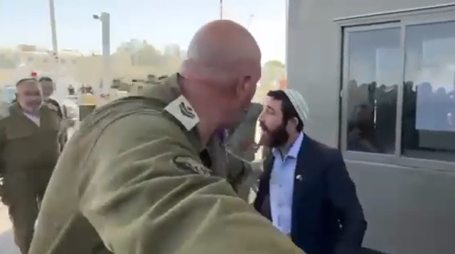 ח"כ צבי סוכות מתפרץ לבסיס הצבאי שדה תימן (צילום: שימוש לפי סעיף 27א')