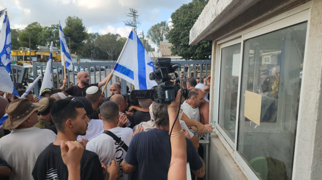 פריצת מחסום הרכבים בבית ליד, המפגינים מנסים להיכנס (צילום: מאור בכר)