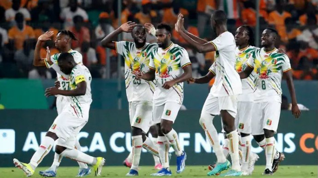 הקפטן הושעה, הכוכבים הנוספים מאיימים לפרוש (צילום: רויטרס)