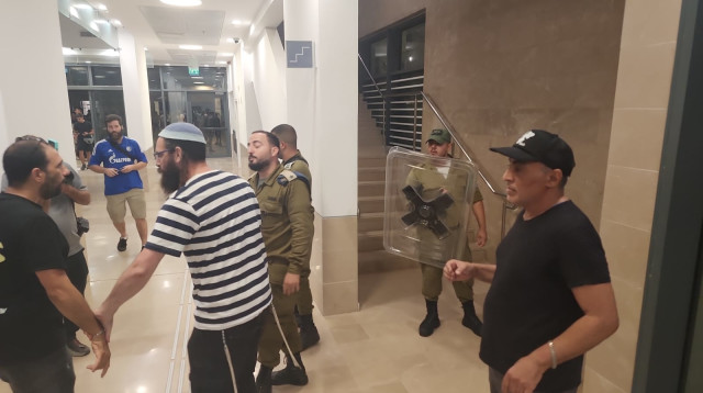 המפגינים שנכנסו לבית הדין בבית ליד (צילום: מאור בכר)