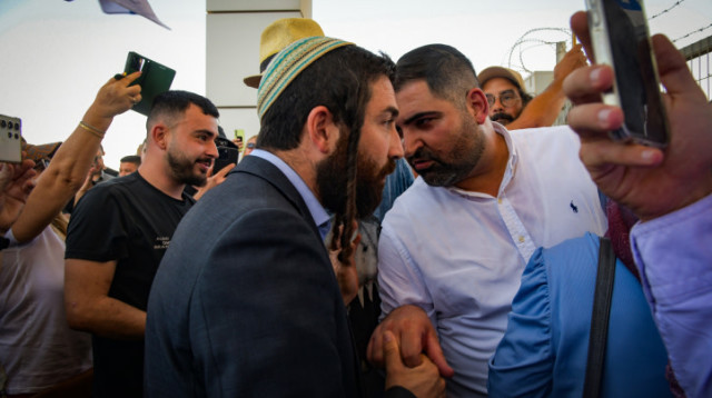 ח"כ צבי סוכות מתפרץ לבסיס הצבאי שדה תימן (צילום: דודו גרינשפן, פלאש 90)