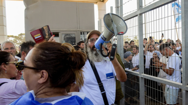 מפגינים פורצים לבסיס הצבאי שדה תימן (צילום: דודו גרינשפן, פלאש 90)