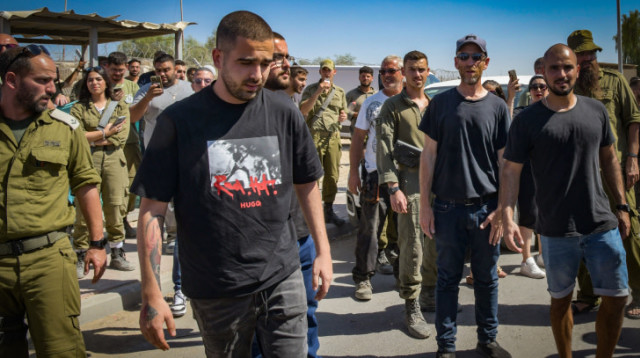 מפגינים פורצים לבסיס הצבאי שדה תימן (צילום: דודו גרינשפן, פלאש 90)