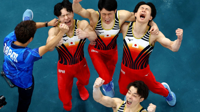 נבחרת יפן בהתעמלות מכשירים חוגגת זכייה בזהב (צילום: רויטרס)