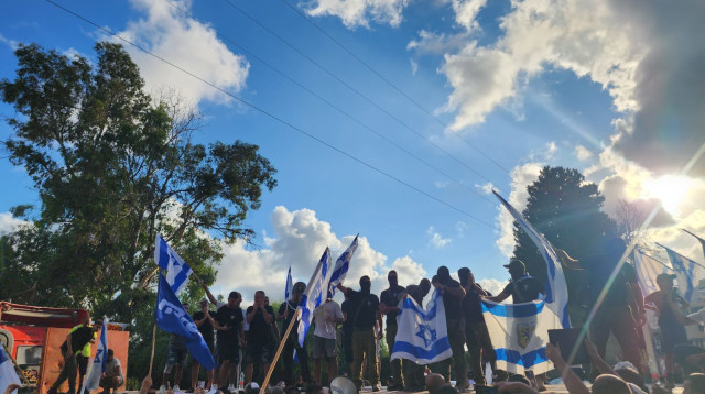 המחאה בבית ליד (צילום: ללא קרדיט)