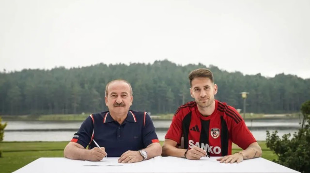 אנריק סבוריט חותם על חוזה בקבוצת גזיאנט הטורקית (צילום: אתר רשמי, .)