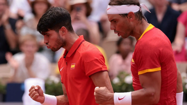 רפאל נדאל לצד קרלוס אלקראס, הצמד של ספרד במשחק הזוגות במשחקים האולימפיים בפריז (צילום: רויטרס)