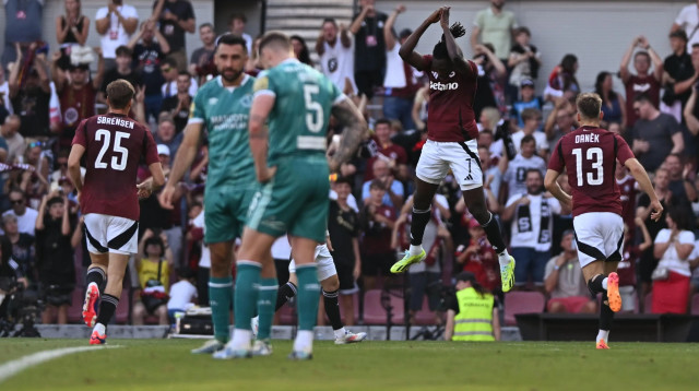 ויקטור אולאטונג'י שחקן ספרטה פראג חוגג שער (צילום: אתר רשמי, ספרטה פראג)