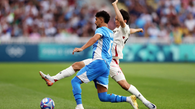 שחקן הנבחרת האולימפית, רוי רביבו, מול שחקן נבחרת יפן, פוקי ימאדה (צילום: GettyImages, Robert Cianflone)