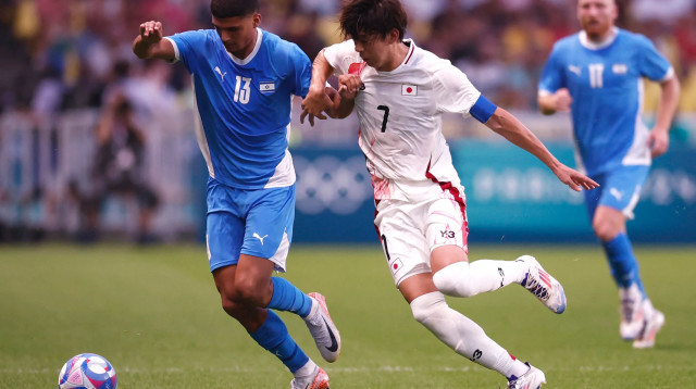 שחקן הנבחרת האולימפית, אלעד מדמון, מול שחקן נבחרת יפן, ריהיטו ימאמוטו (צילום: רויטרס)