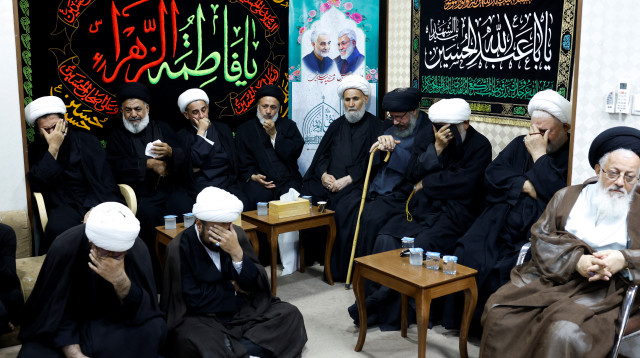 אנשי הדת מבכים ומביעים את תנחומם על מות הנייה (צילום: רויטרס)