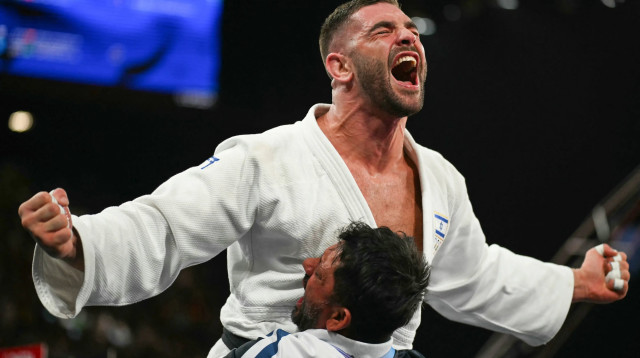 פיטר פלצ'יק מתחבק עם אורן סמדג'ה, פריז 2024 (צילום: אימג'בנק  GettyImages)