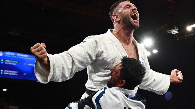 פיטר פלצ'יק עם אורן סמדג'ה אחרי הזכייה במדליית ארד באולימפיאדה (צילום: REUTERS/Arlette Bashizi)