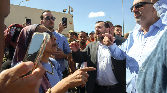 המהומה בכניסה לבסיס בשדה תימן (צילום: דודו גרינשפן, פלאש 90)