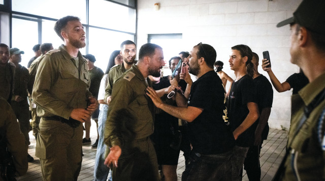 מפגינים פורצים לבסיס בית ליד (צילום: פלאש 90)