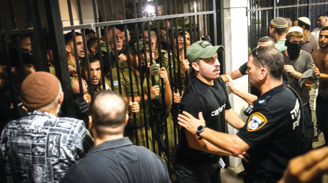 הפריצה למחנה בית ליד (צילום: פלאש 90)