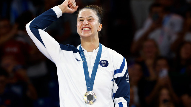 ענבר לניר ג'ודאית ישראלית עם מדליית הכסף, פריז 2024 (צילום: רויטרס)