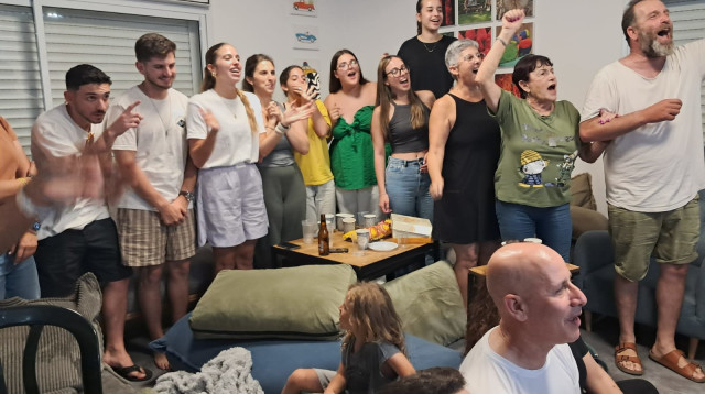 משפחתה וחבריה של ענבר לניר (צילום: משה כהן)