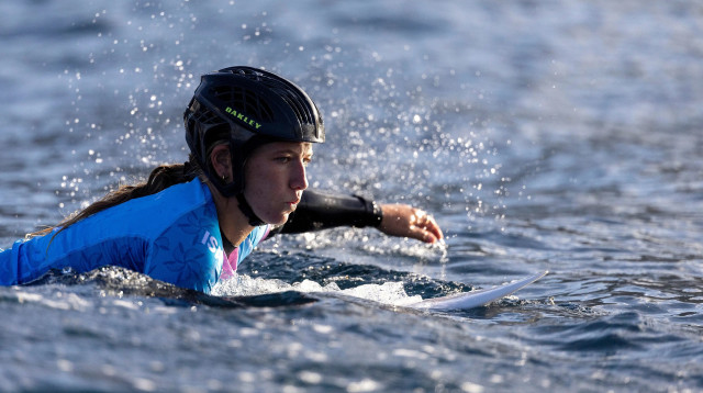 ענת ליליאור גולשת גלים ישראלית, פריז 2024 (צילום: רויטרס)