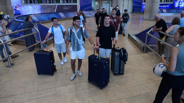 נוסעים בנתב"ג, חוזרים לארץ (צילום: אבשלום ששוני)