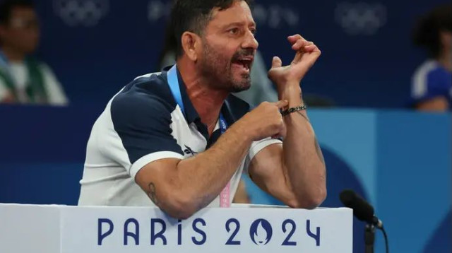 סמדג'ה תומך מהצד (צילום: GettyImages, JACK GUEZ/AFP)