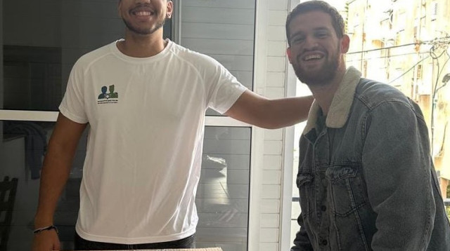 דניאל ויונתן ביום העברת הדירה ביחד (צילום: עמותת אח גדול למען חיילים בודדים)